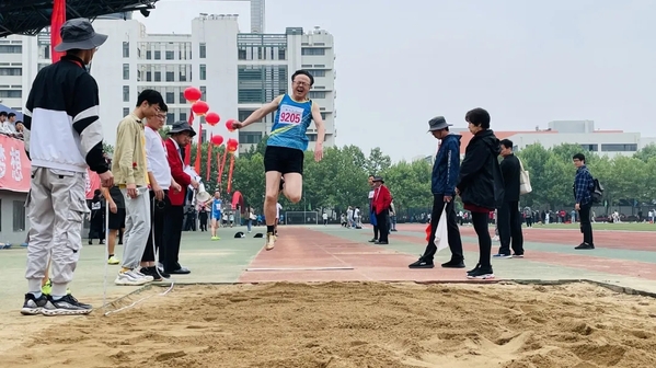 教工男子甲組跳遠 吳學東