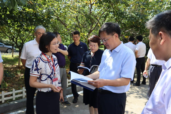 校黨委書記王勇、副校長張玲玲聽取學院黨委副書記趙曉珂介紹風采錄實況