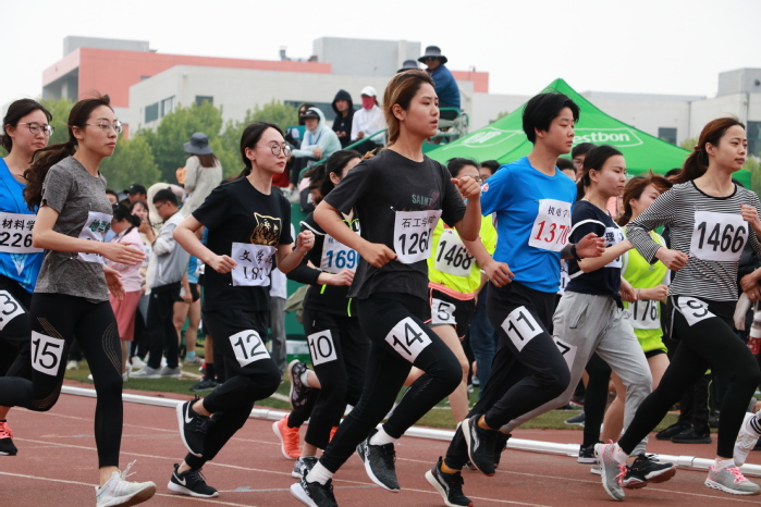 學生女子甲組800米比賽 張靖宇攝