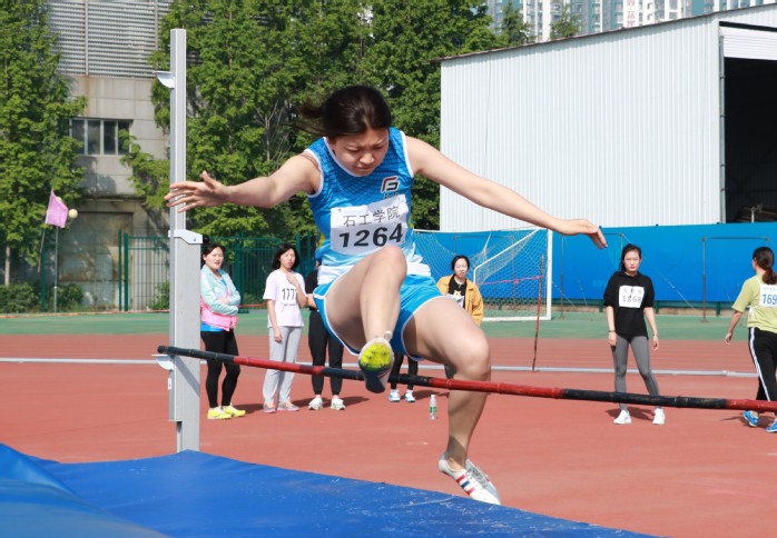 學生女子乙組跳高比賽 張靖宇攝