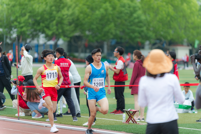 學生男子甲組1500米比賽 夏煜翔攝