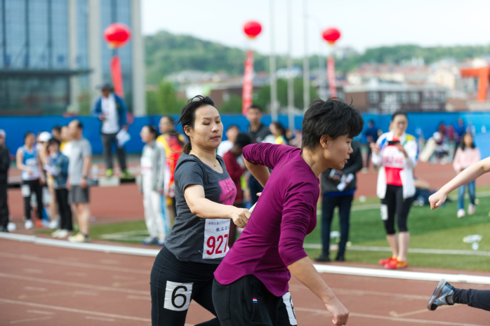 教工女子丙組4×100米比賽 夏煜翔攝